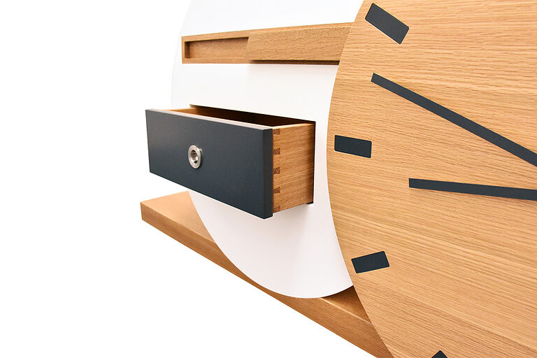 Schreinermeisterstück Hängesideboard mit Uhr und ausziehbarem Versteck
