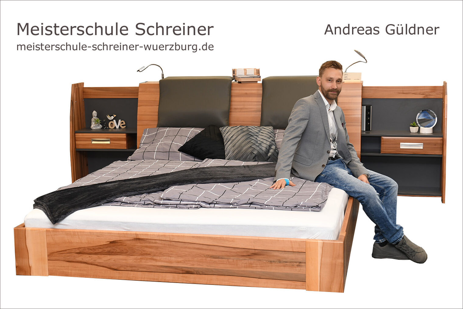 Porträt Andreas Güldner mit seinem Bett als Schreinermeisterstück