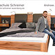 Porträt Andreas Güldner mit seinem Bett als Schreinermeisterstück