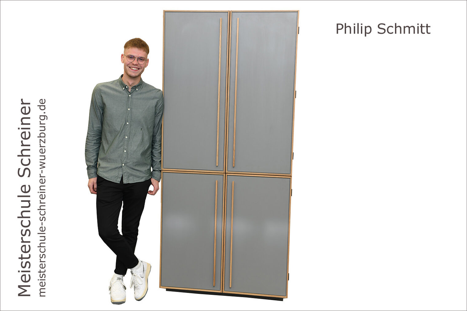 Porträt Philip Schmitt mit seinem Büroschrank als Schreinermeisterstück