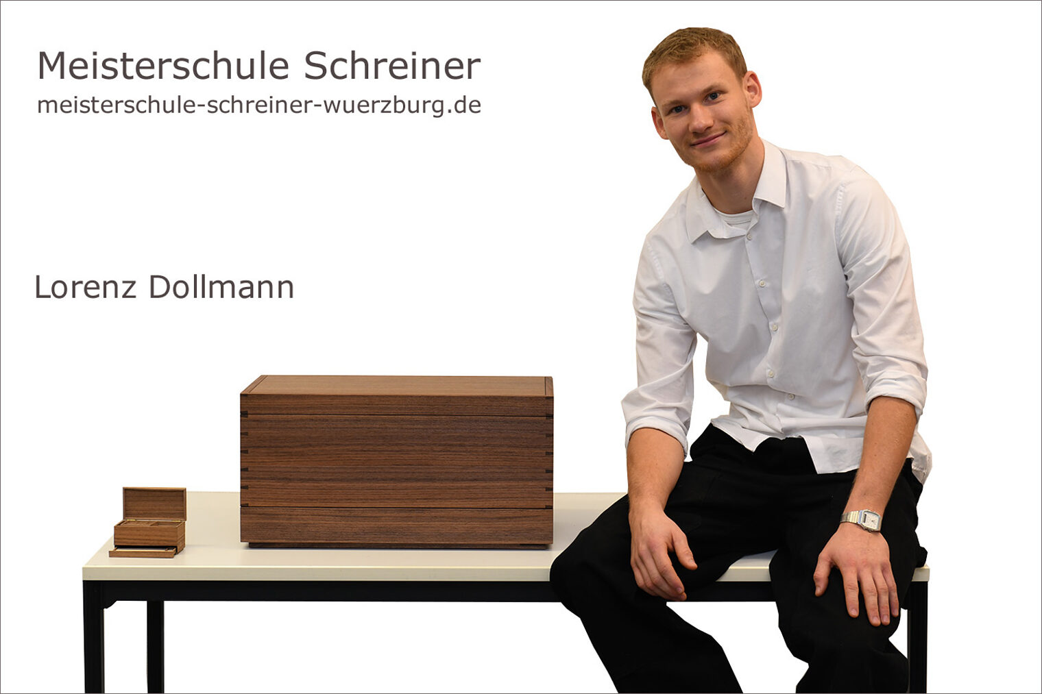 Porträt Lorenz Dollmann mit seiner Aufbewahrungsbox als Schreinermeisterstück