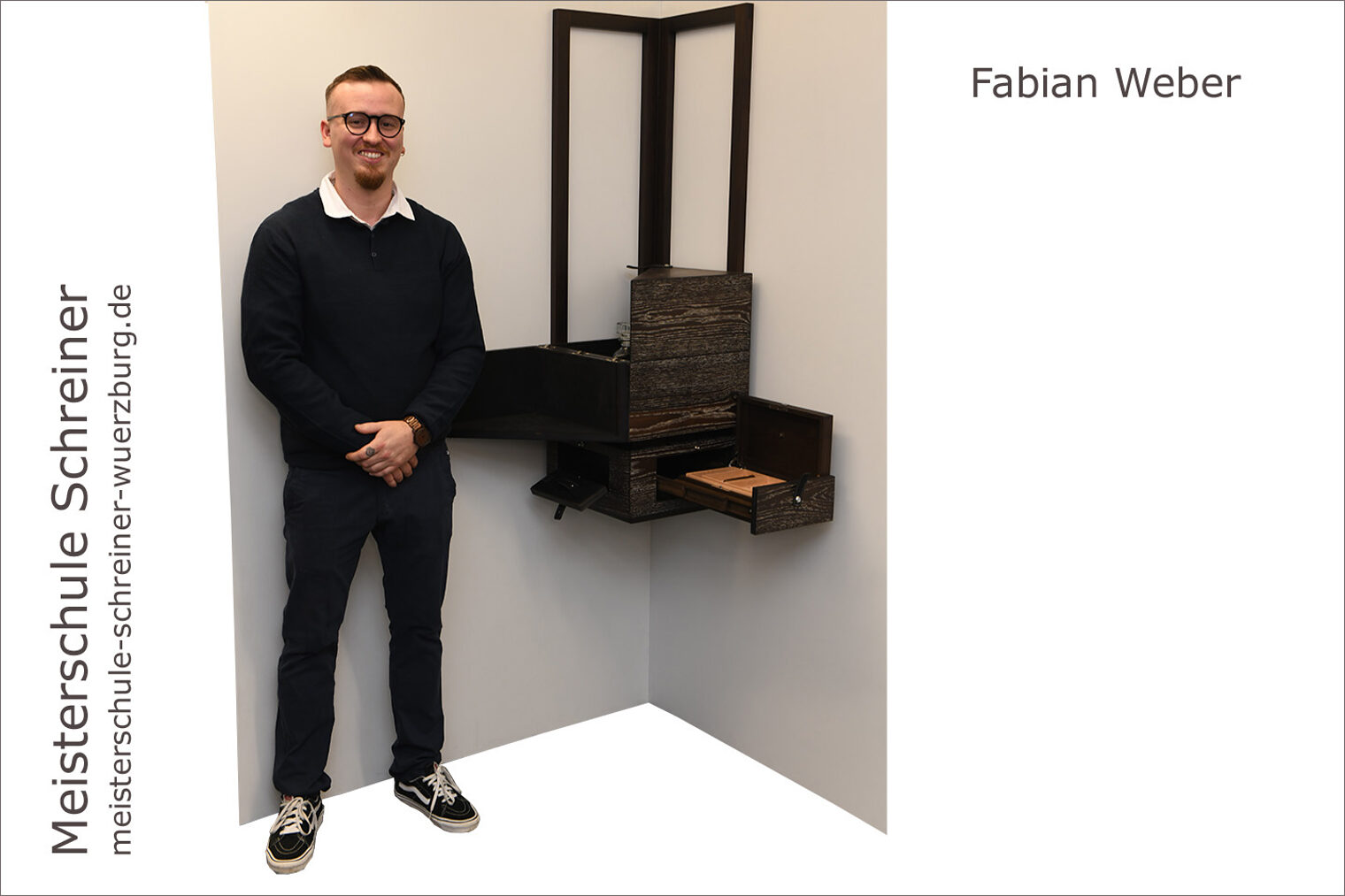 Porträt Fabian Weber mit seinem Hängemöbel als Schreinermeisterstück