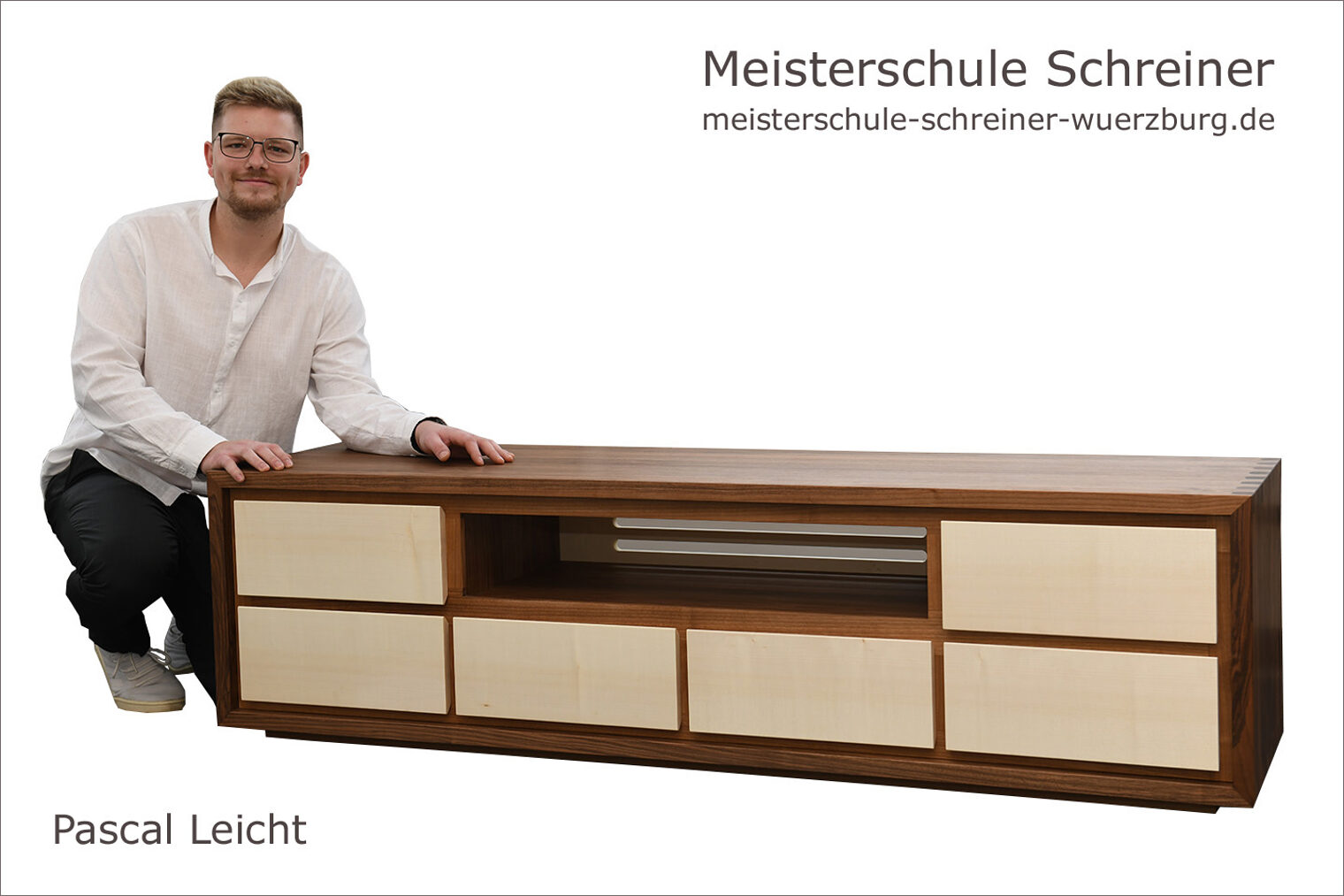 Porträt Pascal Leicht mit seinem Massivholzsideboard als Schreinermeisterstück