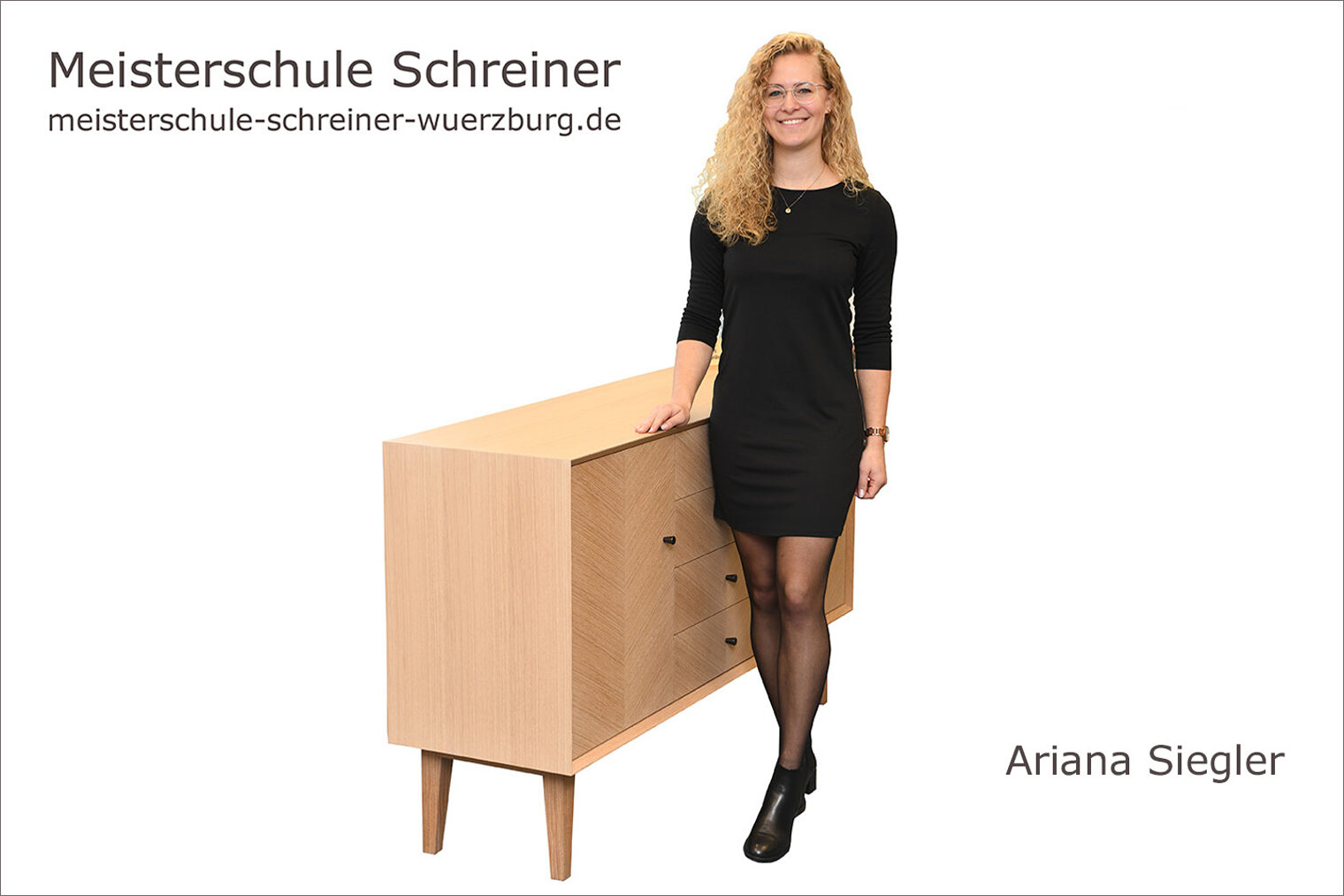 Porträt Ariana Siegler mit ihrem Sideboard als Schreinermeisterstück