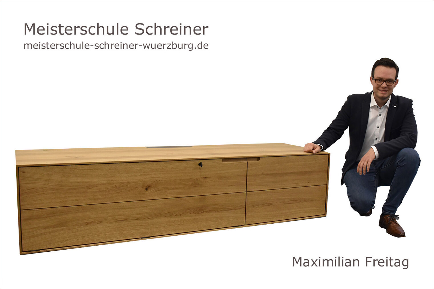 Porträt Maximilian Freitag mit seinem TV-Lowboard als Schreinermeisterstück