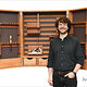 Porträt Julian Fumy mit seiner Werkzeuggalerie als Schreinermeisterstück