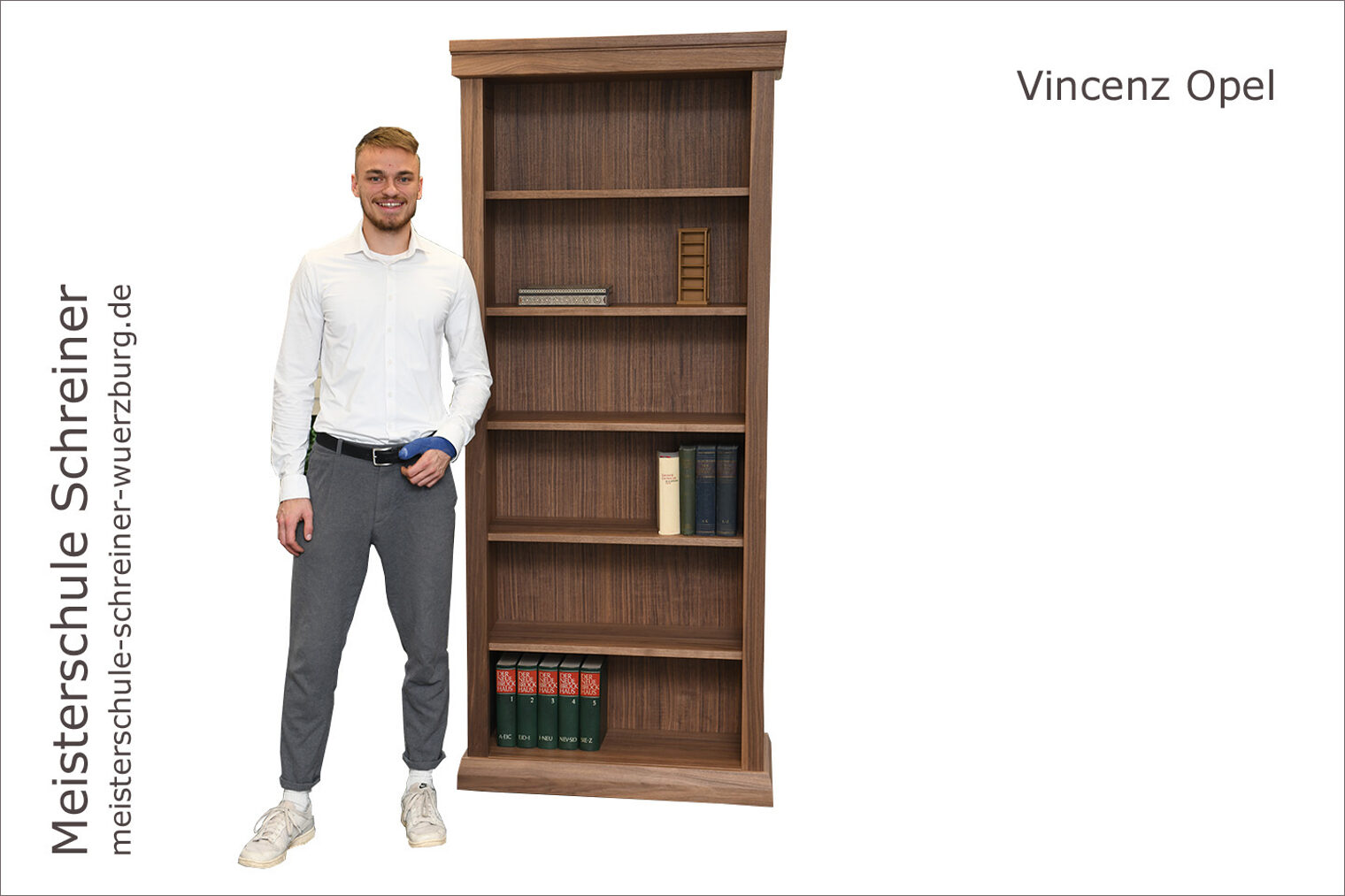 Porträt Vincenz Opel mit seinem Bücherregal als Schreinermeisterstück