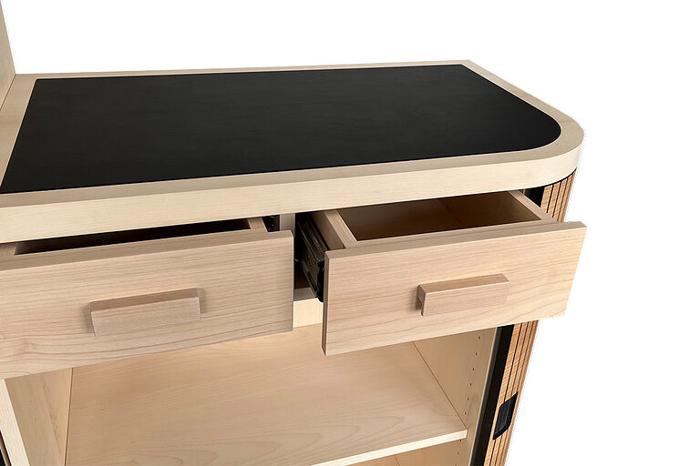 Schreinermeisterstück runder Büroschrank mit geöffneten Schubladen