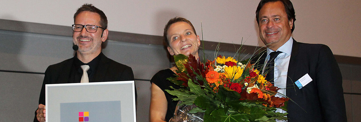 Strahlende Unternehmerfrau im Handwerk: Tanja König-Deeg nahm die Glückwünsche von Olaf Deininger (li.), Chefredakteur des handwerk magazins, und Alexander Holzmann (re.), geschäftsführender Verleger des Holzmann Verlags, entgegen. Strahlende Unternehmerfrau im Handwerk: Tanja König-Deeg nahm die Glückwünsche von Olaf Deininger (li.), Chefredakteur des handwerk magazins, und Alexander Holzmann (re.), geschäftsführender Verleger des Holzmann Verlags, entgegen.