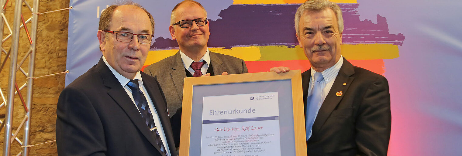 Auszeichnung für langjährige Vorbildfunktion: (v.l.) Handwerkskammerpräsident Walter Heußlein, Hauptgeschäftsführer Ludwig Paul und der Geehrte, Rolf Lauer, ehemaliger Hauptgeschäftsführer der Handwerkskammer für Unterfranken.  Auszeichnung für langjährige Vorbildfunktion: (v.l.) Handwerkskammerpräsident Walter Heußlein, Hauptgeschäftsführer Ludwig Paul und der Geehrte, Rolf Lauer, ehemaliger Hauptgeschäftsführer der Handwerkskammer für Unterfranken.