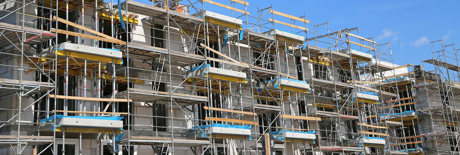 Die Betriebe des Bauhandwerks in Unterfranken zeigten sich im 2. Quartal 2018 am zufriedensten mit ihrer Geschäftslage und bleiben damit die Zugpferde der anhaltend guten Konjunktur. Foto: amh-online.de neubau, baustelle, haus, gebäude, bauwerk, bau, baukran, klinker, beton, hamburg, gerüst, baugerüst, bauen, bauprojekt, betonbau, kran, betonfertigteile, hausbau, wohnanlage, wohnungsbau, immobilie, immobilien, wohnungen, bauboom, betonfertigteil, mauer, mauerwerk, stein, betonbauer, fertigbeton, fertigteil, fertigteilbau, geschoss, ortbeton, spannbeton, stahlbeton, statiker, statik, tragwerk, tragwerksplaner, träger, bauingenieur, architekt, architektur, etage, hochbau, rohbau, balkone, stützen