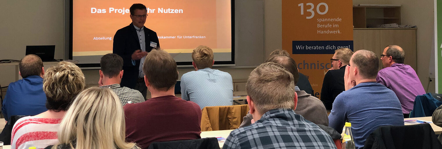 Jürgen Lutz, Projektmitarbeiter voon Q-Net Handwerk, berichtete interessierten Betrieben, wie sie vom neuen Unterstützungsangebot im Rahmen des Externen Ausbildungsmanagements profitieren können. Jürgen Lutz, Projektmitarbeiter voon Q-Net Handwerk, berichtete interessierten Betrieben, wie sie vom neuen Unterstützungsangebot im Rahmen des Externen Ausbildungsmanagements profitieren können.