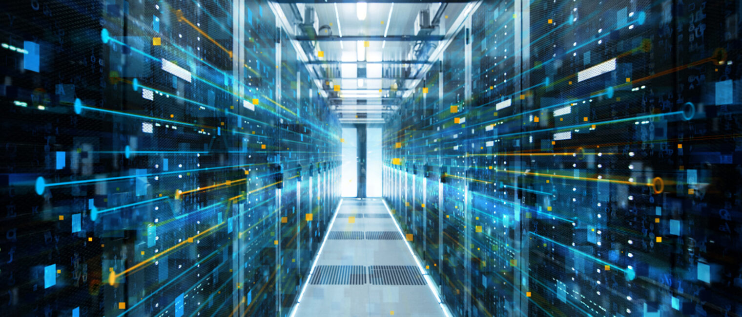IT-Sicherheit IT-Sicherheit, dargestellt in einem Serverraum mit blauen und orangen lasern die nach vorne gehen