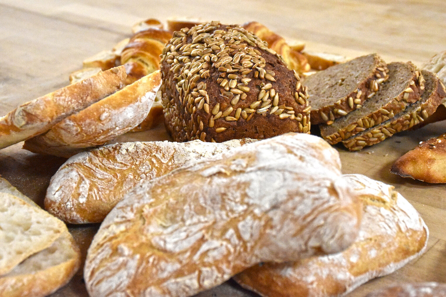 Frischgebackene Brote auf einem Brett.