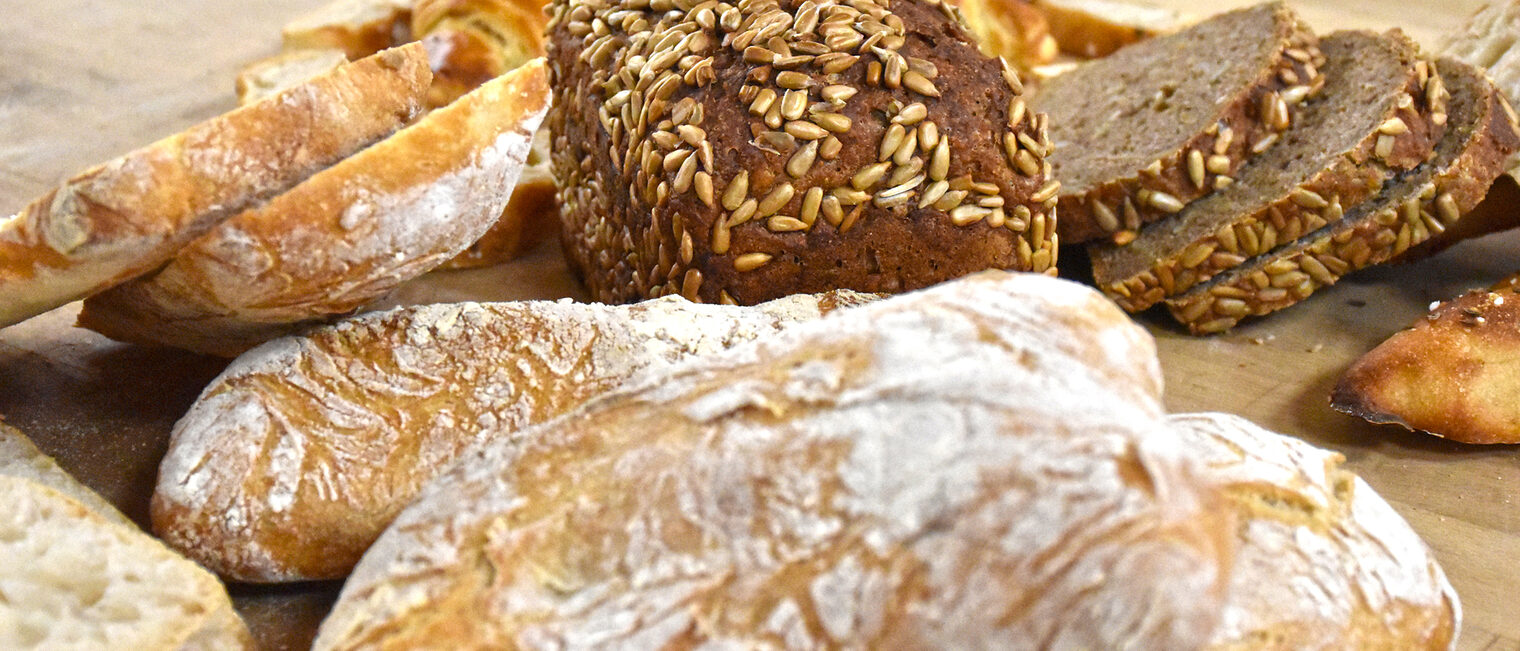 Frischgebackene Brote auf einem Brett.