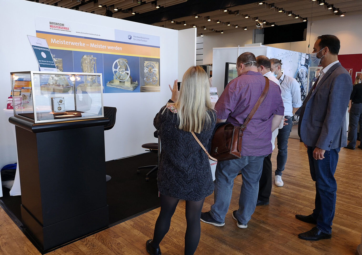 Besucher auf dem Stand der Uhrmachermeisterschule Würzburg auf der Watchtime 2021 