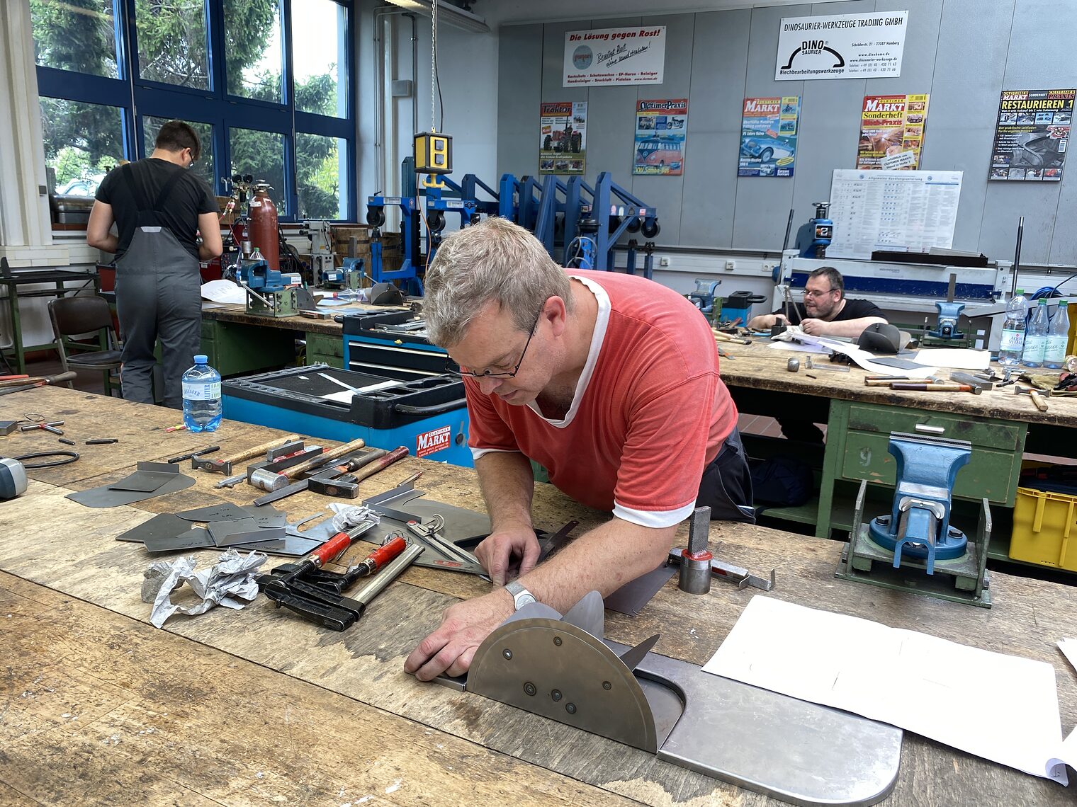 Kursteilnehmer arbeitet in der Karosserie Werkstatt