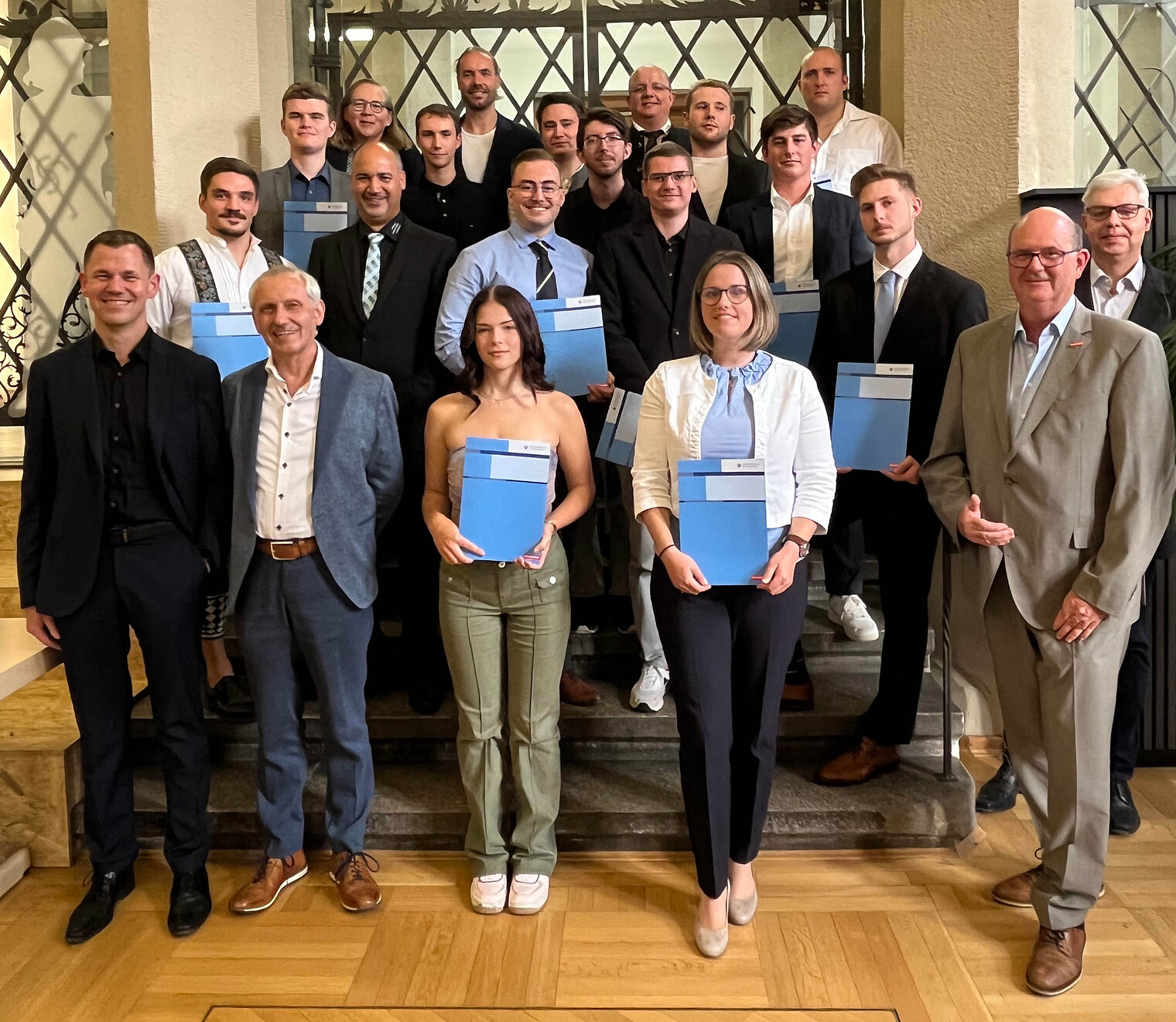 Gruppenfoto der freigesprochenen Uhrenmacher/innen