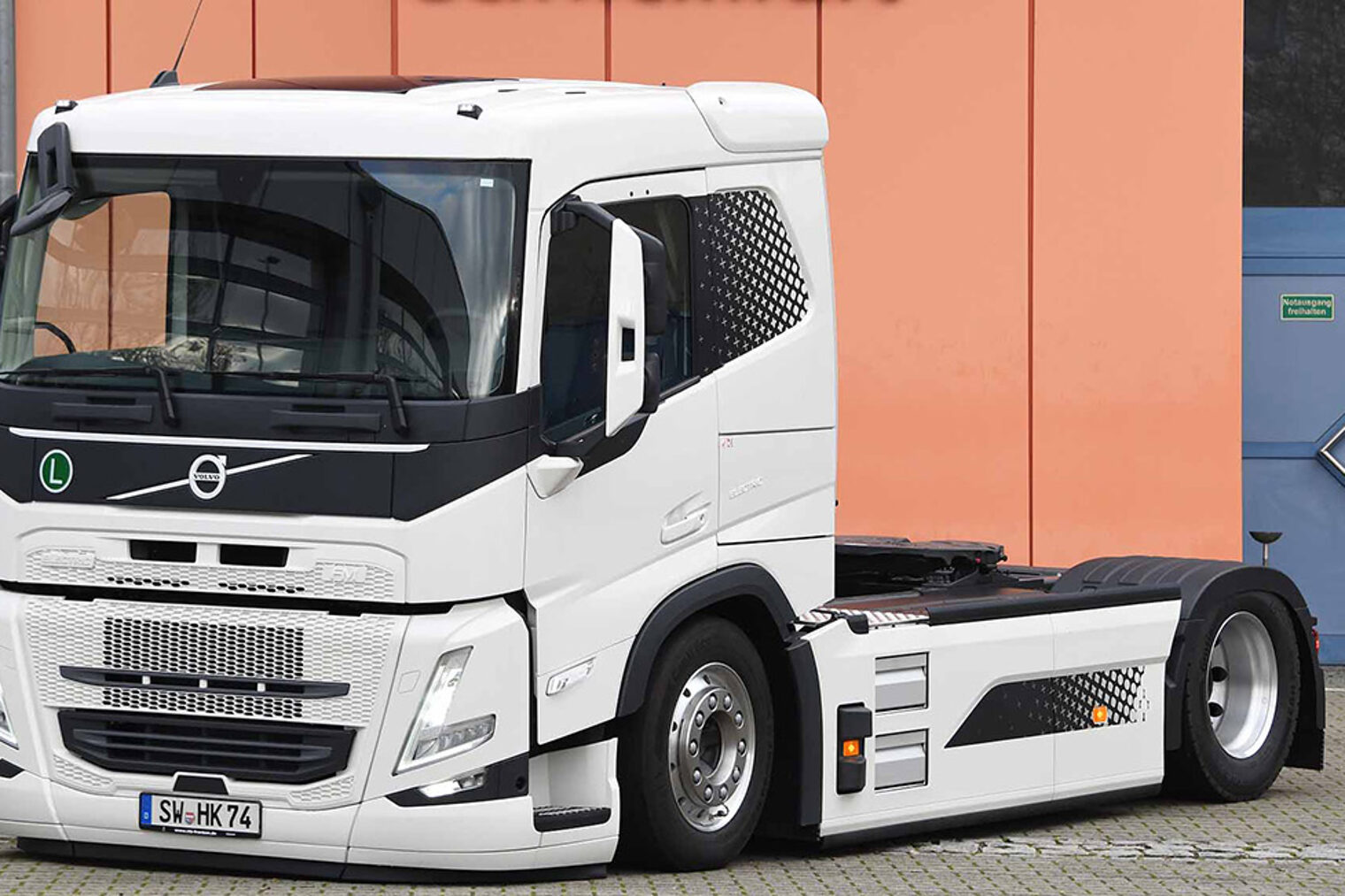 E-Lkw vor der Fahrzeugakademie Schweinfurt