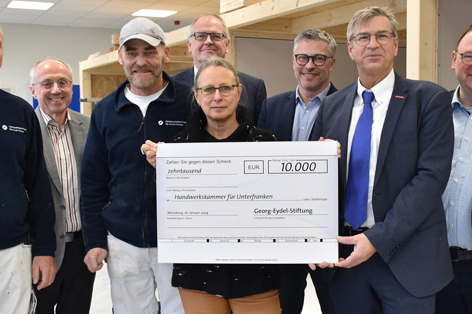 Scheckübergabe der Georg-Eydel-Stiftung an das Bildungszentrum Würzburg