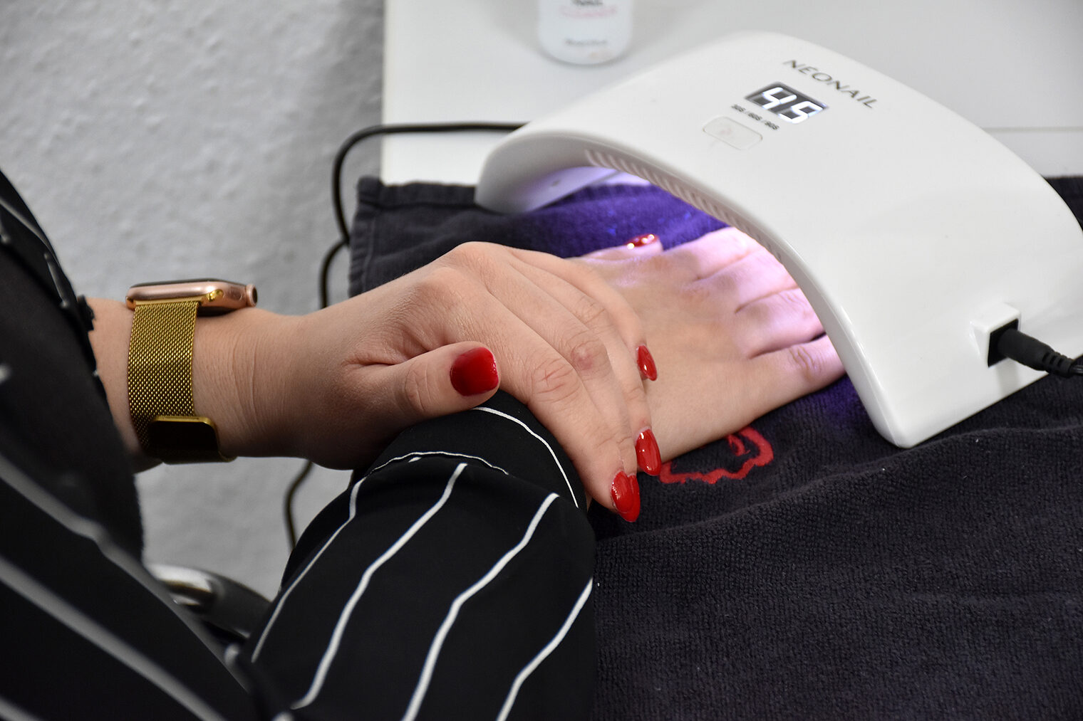 Friseurmeisterschule praktische Übung Nägel lackieren