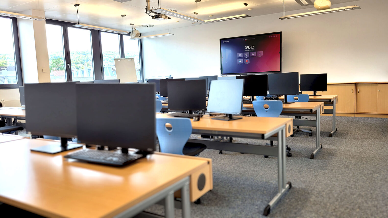 Ansicht des EDV-Raums 141 mit Blick auf den großen Touch-Bildschirm