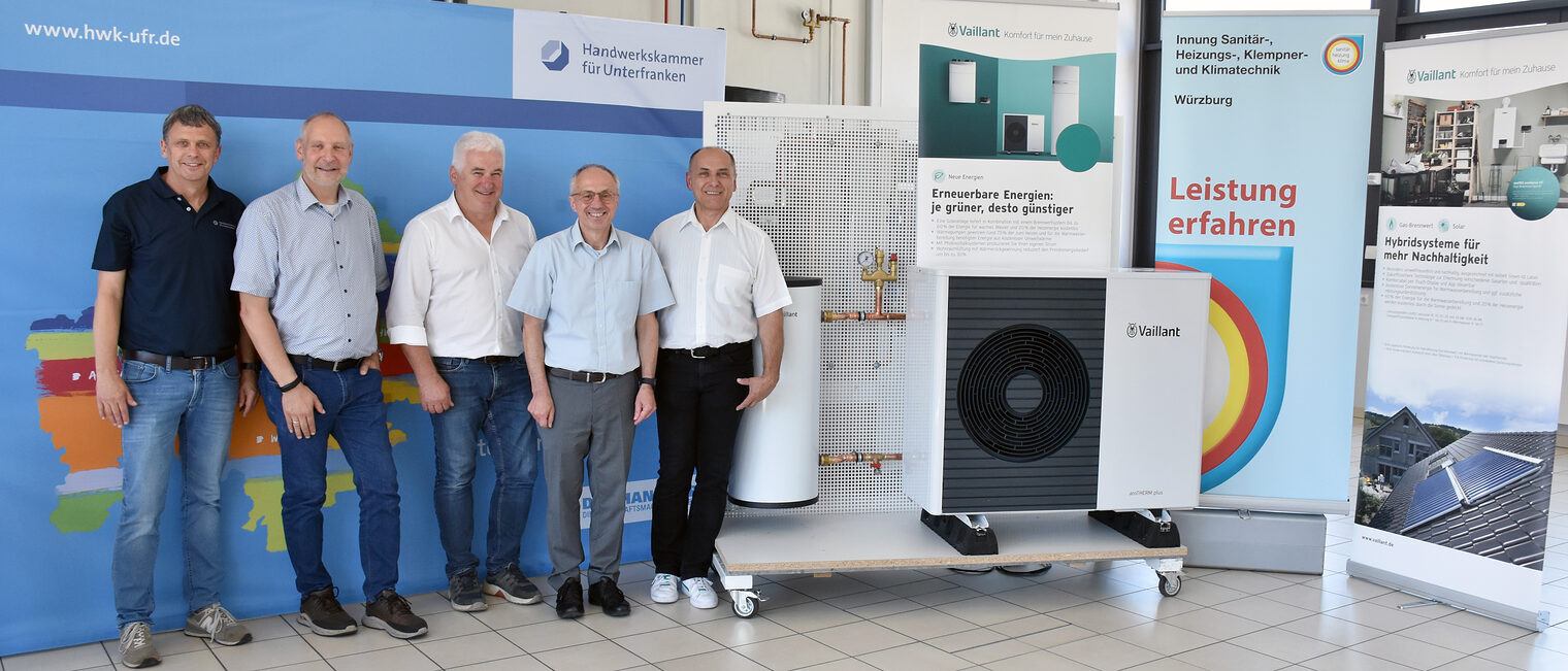 Übergabe Wärmepumpe der Firma Vaillant Gruppenfoto der Anwesenden bei der offiziellen Übergabe der Wärmepumpe sowie weiterer Materialien für die Elektrokurse