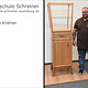 Porträt von Benjamin Krämer mit seinem Schreinermeisterstück "Offene Ausstellung".