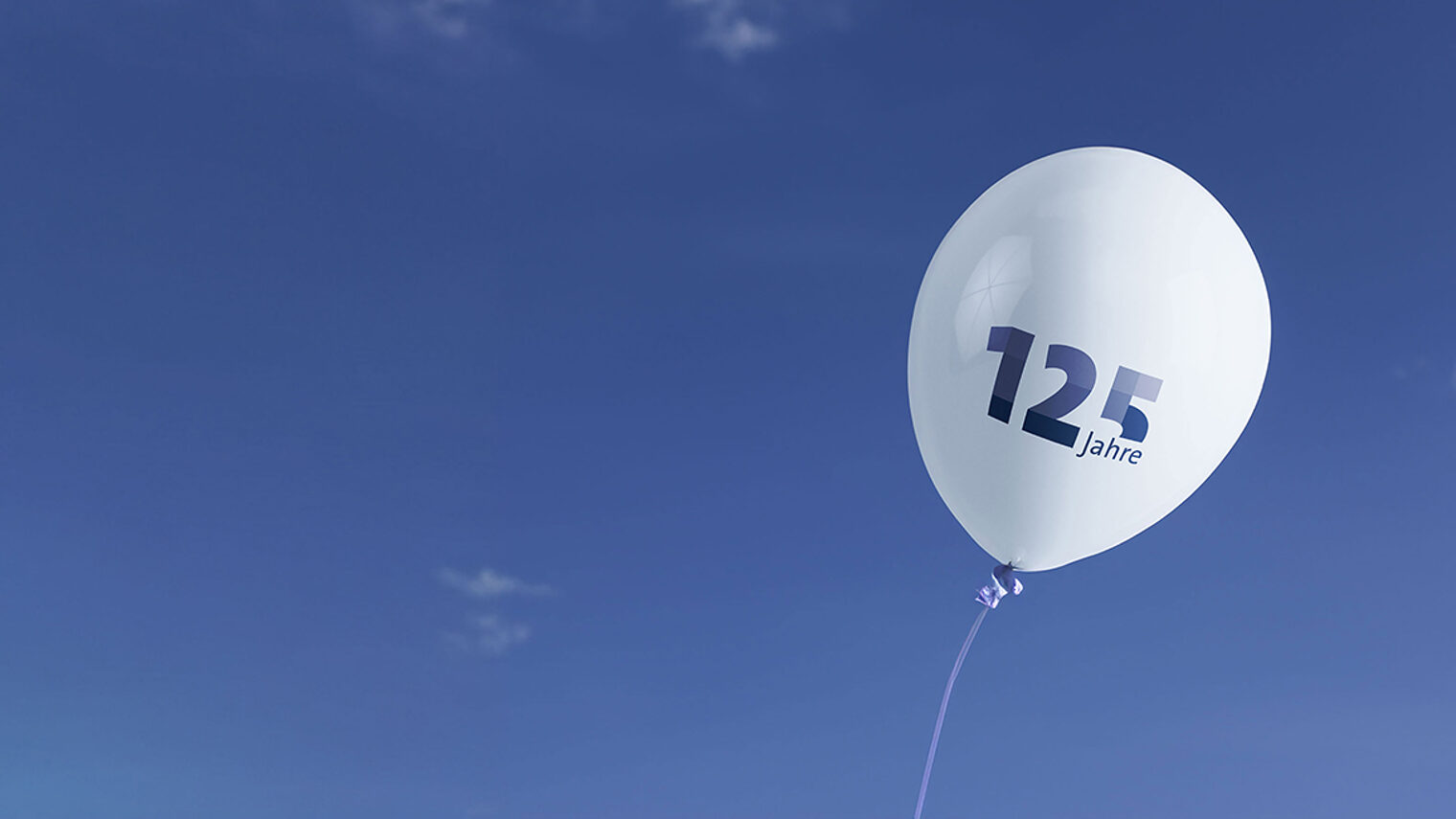 Blauer Himmel mit blauem Handwerkskammer Luftballon "125 Jahre"
