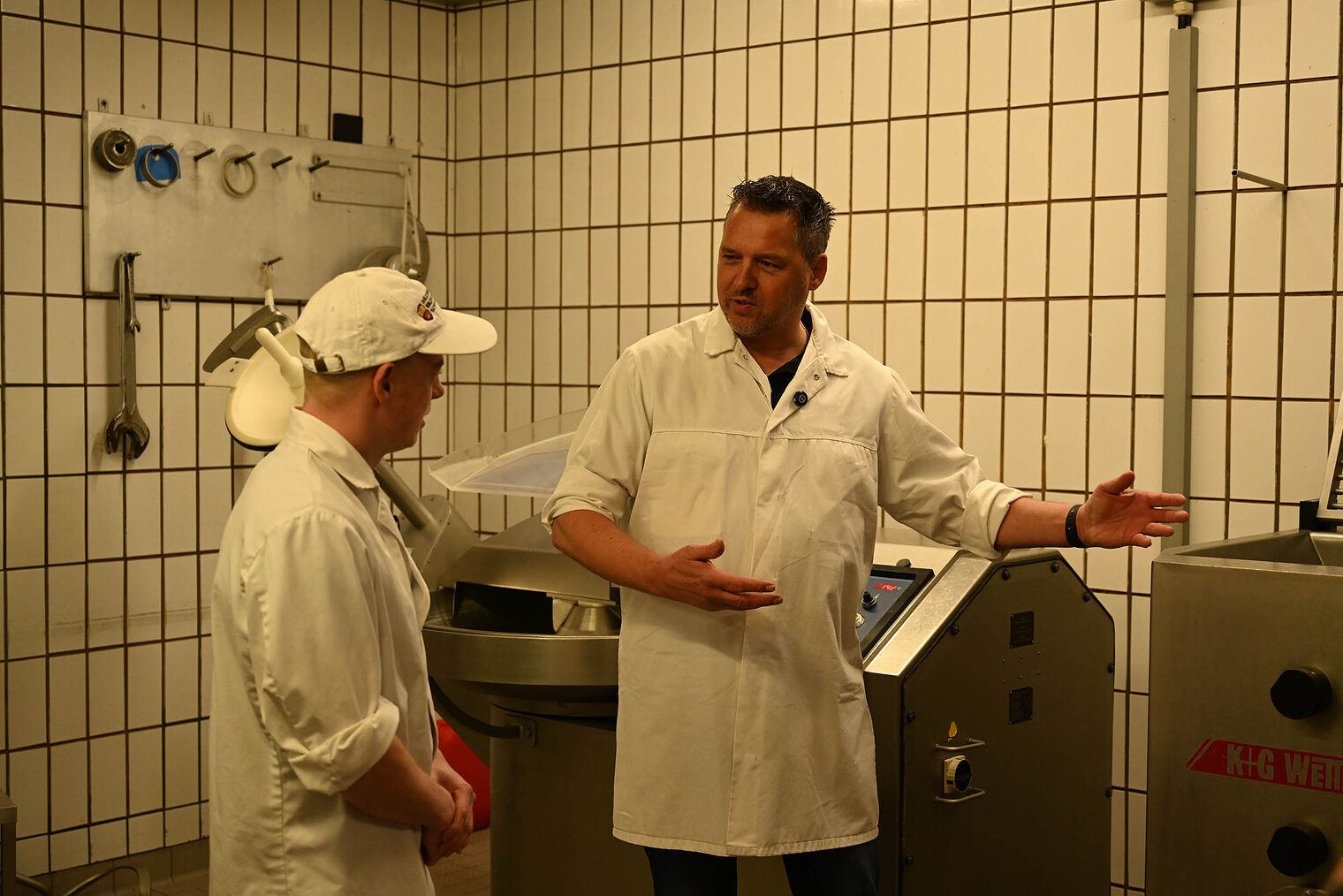 Produktionsraum mit zwei Protagonisten, Erklärung einer Maschine