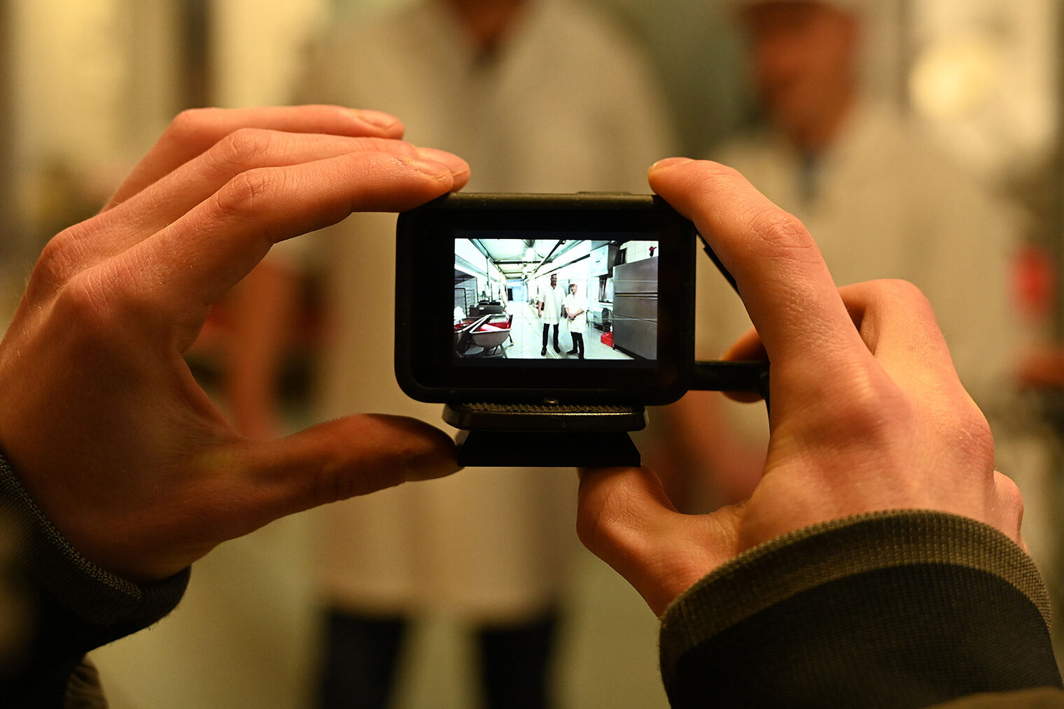 Nahaufnahme eines Displays auf der GoPro mit Bild der zwei Interviewpartner