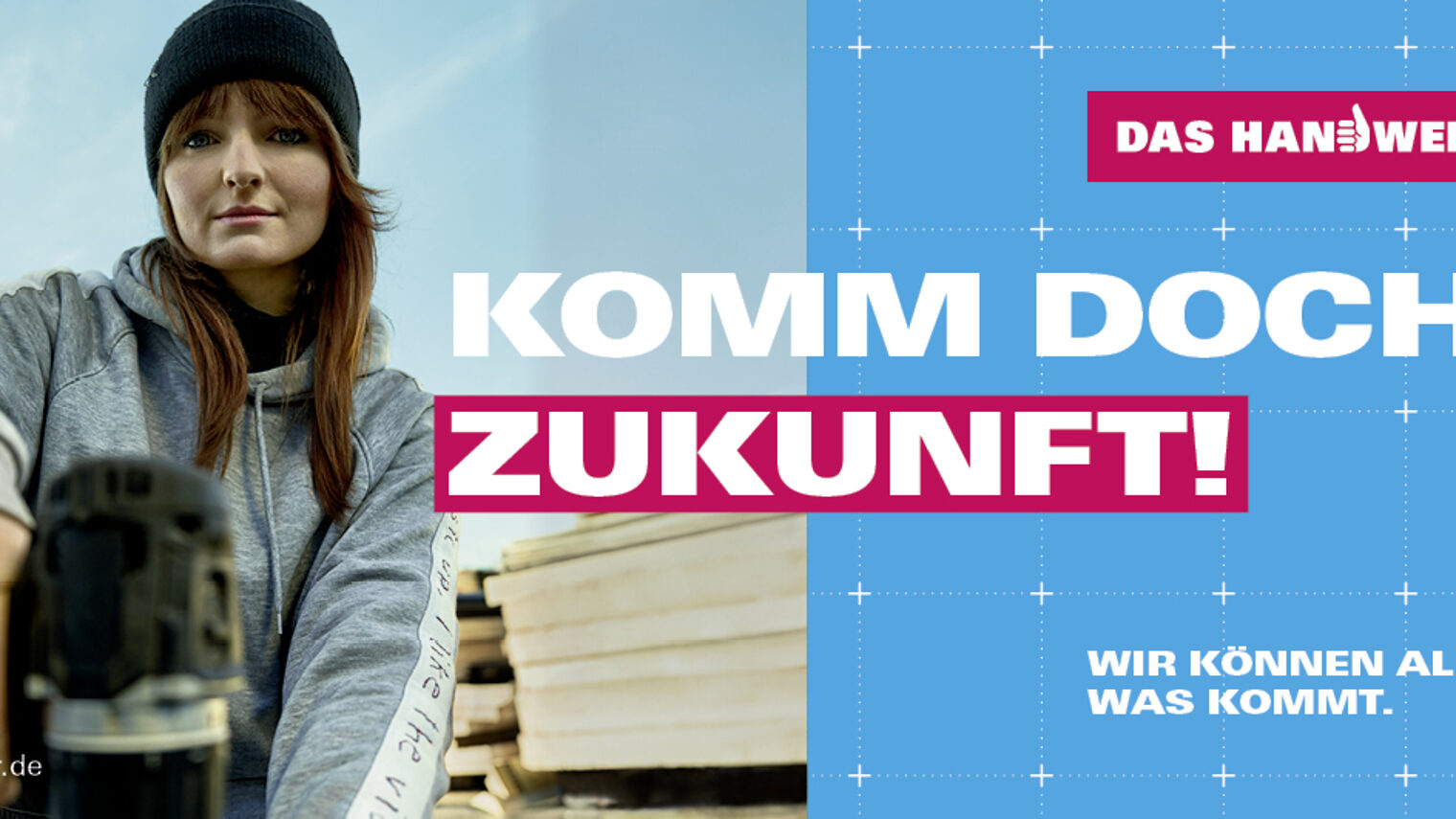 Junge Dackdeckerin mit langen Jahren und Mütze und Werkzeug in der Hand. Daneben der Spruch: Komm doch, Zukunft!