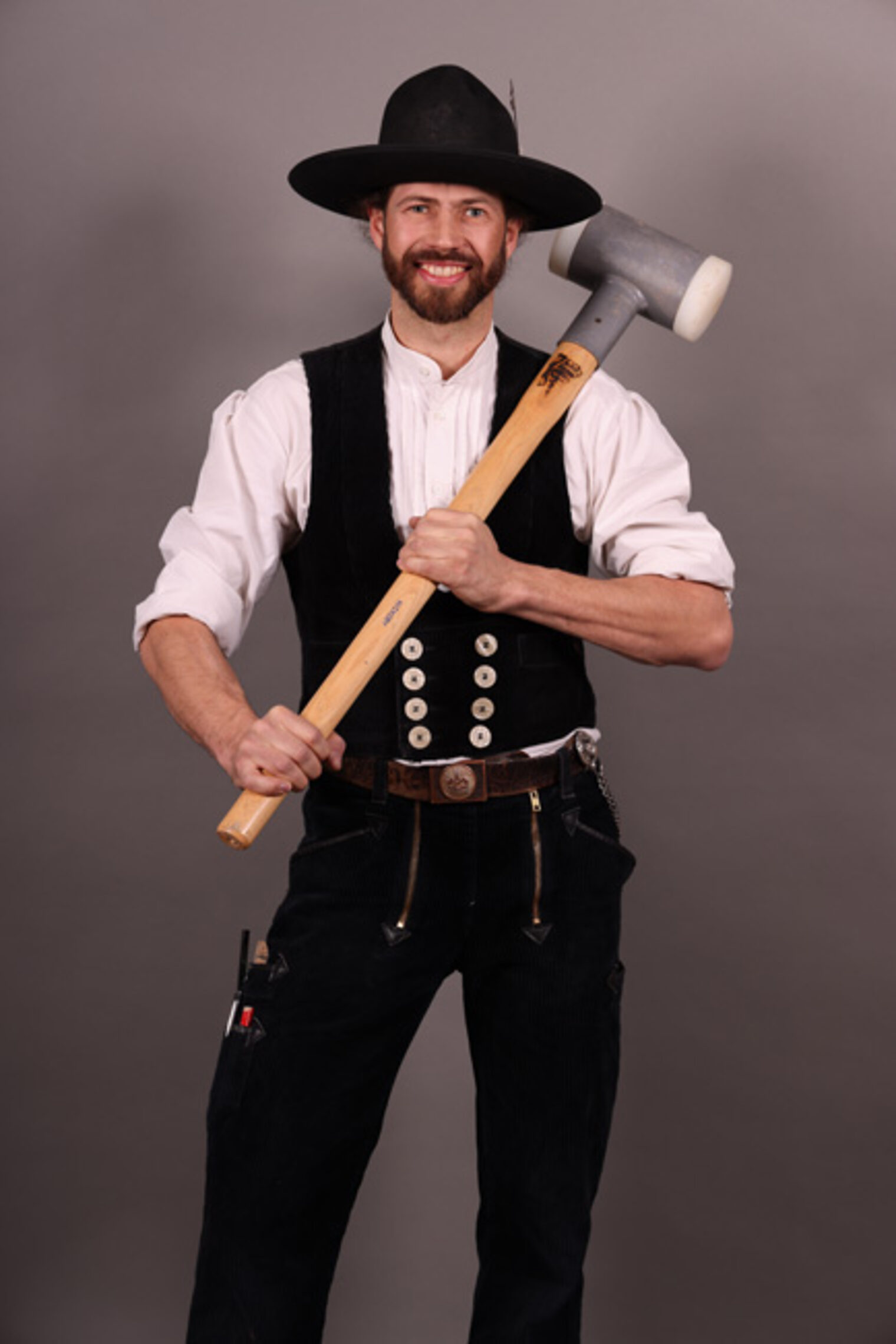 Zimmermeister mit Schlaghammer über der Schulter