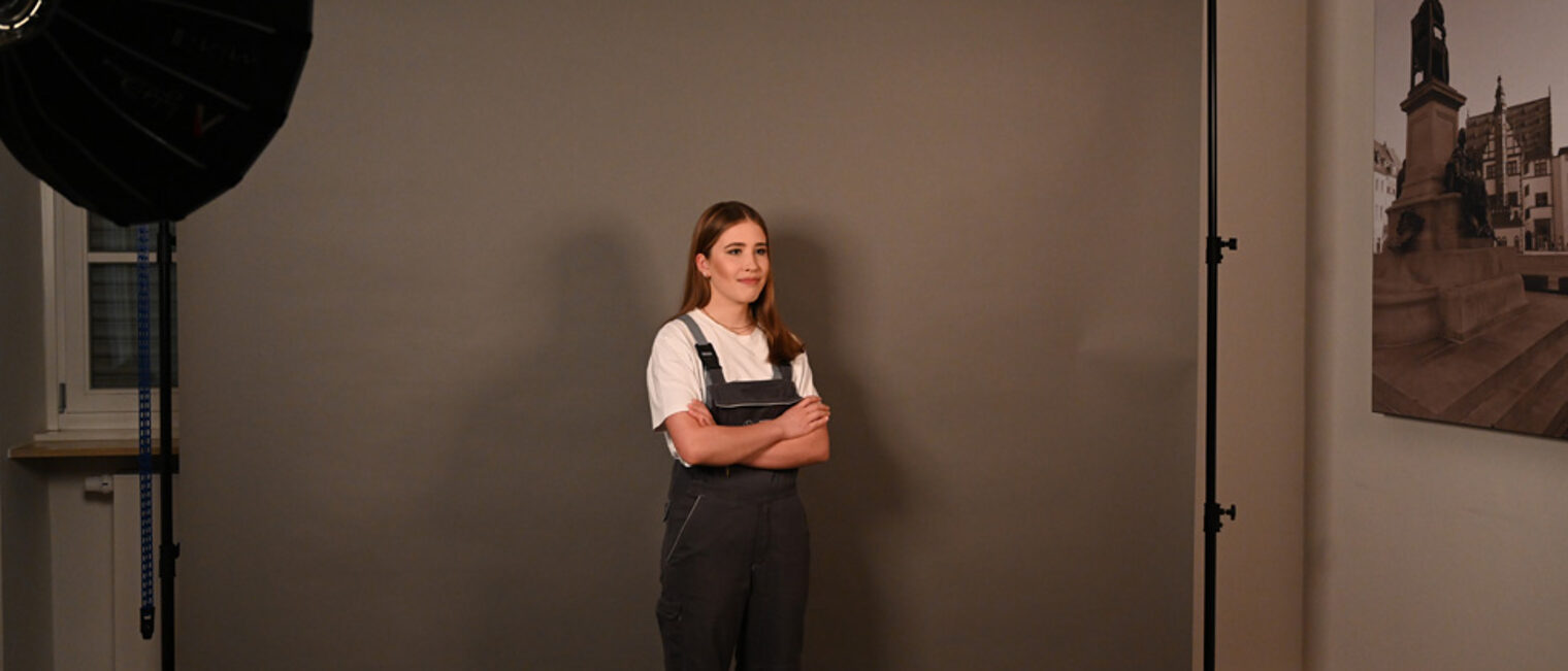 Szene von Fotoshooting mit Auszubildender