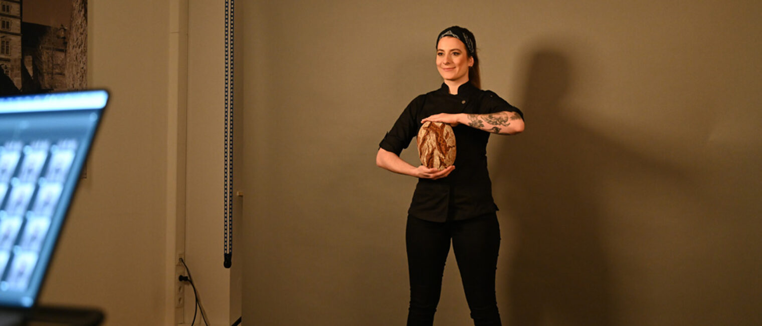 Szene von Fotoshooting mit Bäckerin