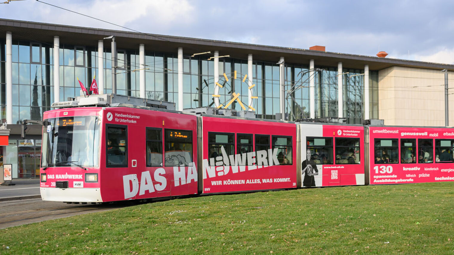 Foto einer Straßenbahn vor dem Würzburger Hauptbahnhof