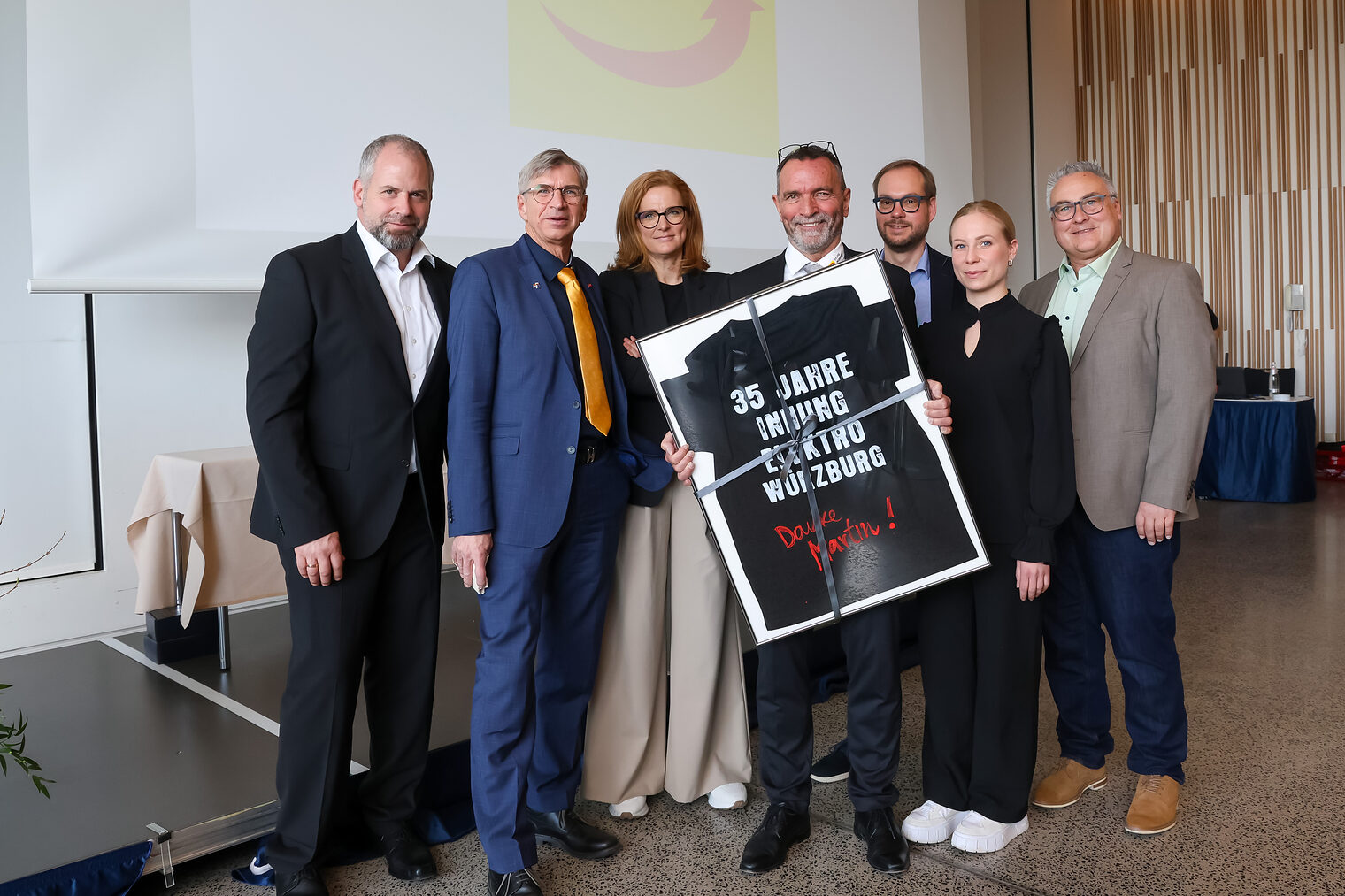 Gruppenbild zur Ehrung des langjährigen Obermeisters der Elektron-Innung Würzburg, Martin Strobl, der ein Geschenk erhielt