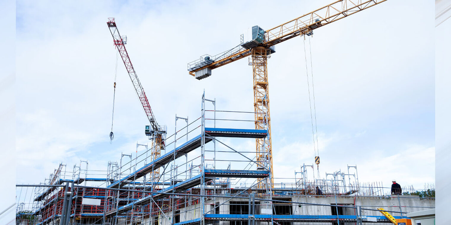 Baustelle mit Rohbau und Kran