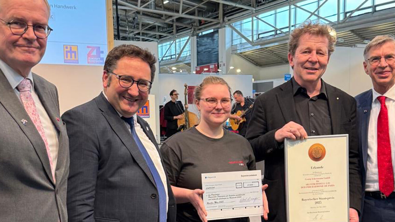 Auszeichnung mit dem Bayerischen Staatspreis für die Ackermann GmbH: Geehrte Personen mit Urkunde
