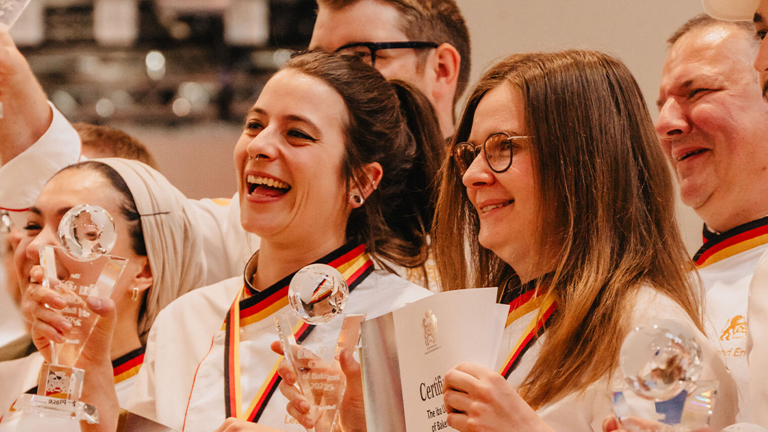 Johanna Lenhardt und Lea Wagner, zweiter Platz bei der Preisverleihung der Bäckerinnen Weltmeisterschaft