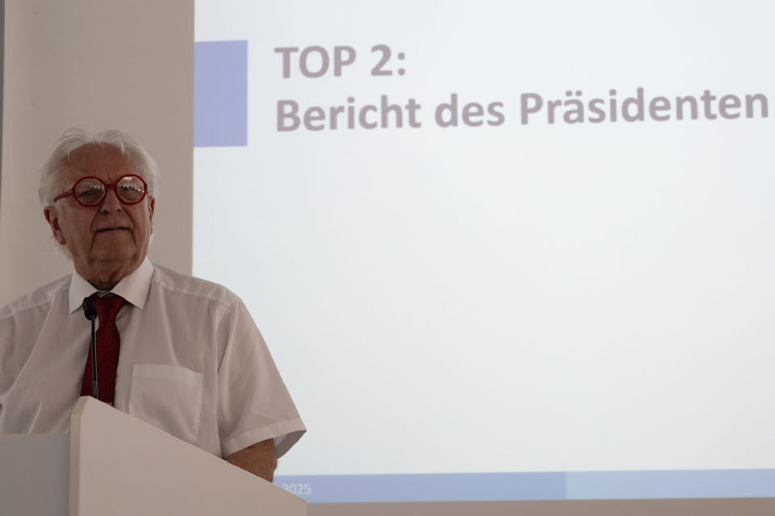 136. Vollversammlung Vizepräsident Hofmann steht am Mikrofon