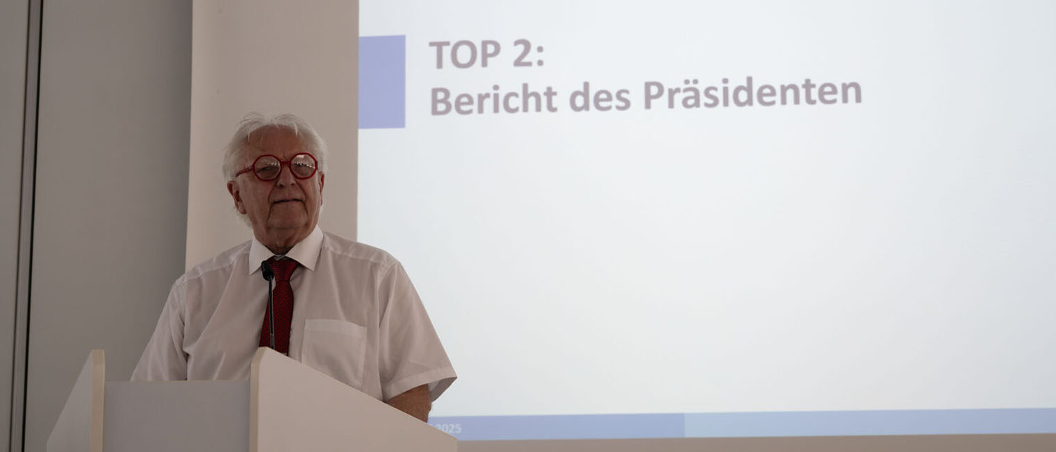 136. Vollversammlung Vizepräsident Hofmann steht am Mikrofon