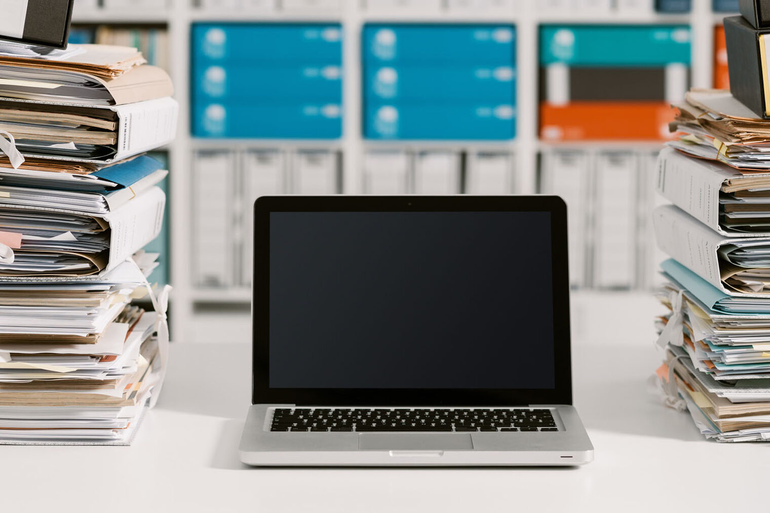 Veränderungen Ein Laptop mit vielen Ordnern