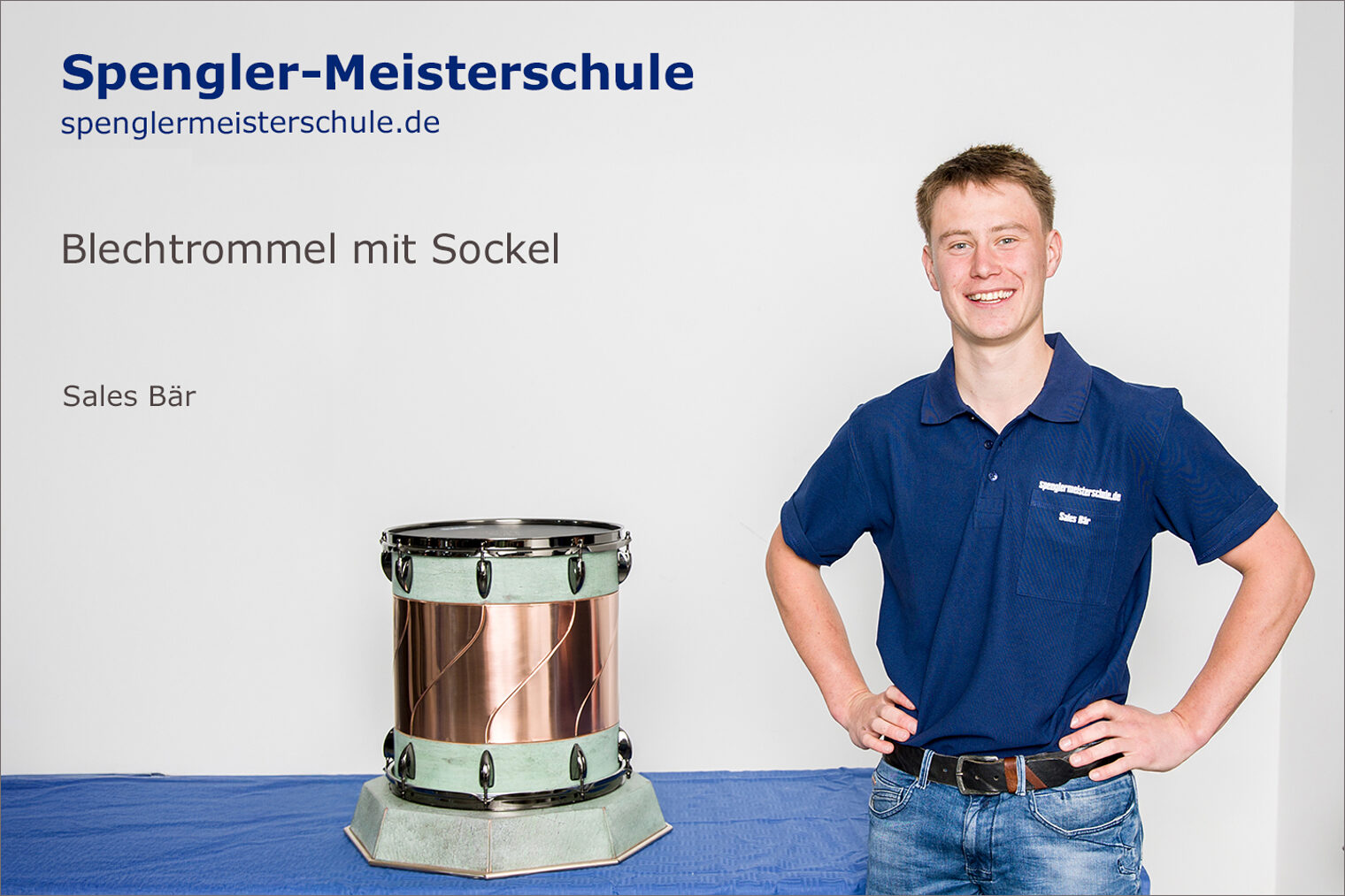 Spengler-Meisterschule Würzburg der Handwerkskammer für Unterfranken Porträt Sales Bär mit seinem Spenglermeisterstück