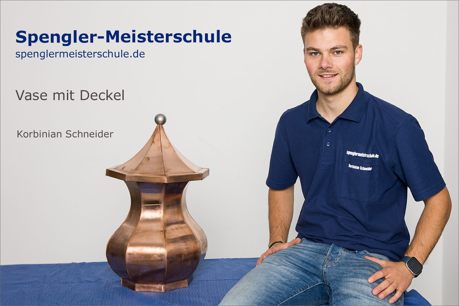 Spengler-Meisterschule Würzburg der Handwerkskammer für Unterfranken Porträt Korbinian Schneider mit seinem Spenglermeisterstück