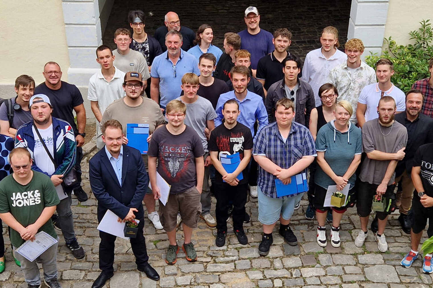 Gruppenfoto mit rund 30 Personen.
