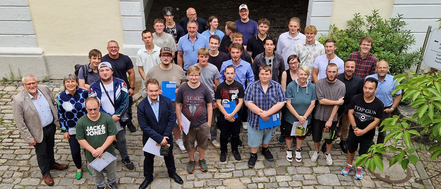 Freisprechungsfeier Fachpraktikerinnen und Fachpraktiker Gruppenfoto mit rund 30 Personen.