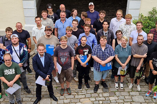 Gruppenfoto mit rund 30 Personen.