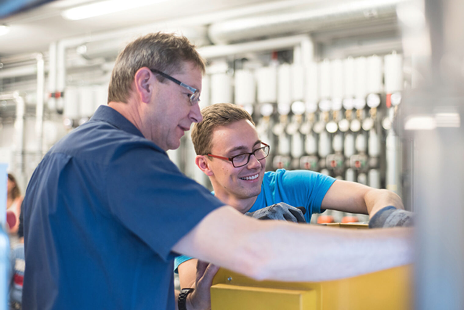 Wärmetauscher-Wartung im Kurs SHK-Kundendiensttechniker/in trainieren Weiterbildung SHK-Kundendiensttechniker/in in Aschaffenburg: Teilnehmer übt Wartung eines Wärmetauschers mit Dozent