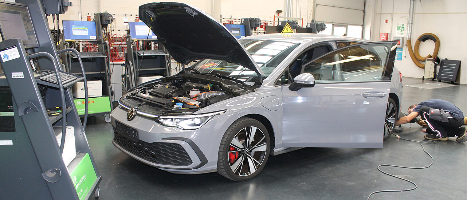 Teilnehmer im AU-Prüflehrgang für Kfz-Pkw in der Handwerkskammer Aschaffenburg – zertifizierte Prüfungsvorbereitung der TAK